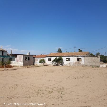 Amplia parcela de 3600 m2, de huerta urbana en Los Dolores con casas y nave para reformar - MURCIA