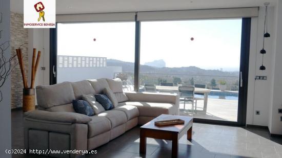 MAGNIFICA VILLA EN EL PUEBLO DE BENISSA CON PISCINA PRIVADA E IMPRESIONANTES VISTAS. - ALICANTE