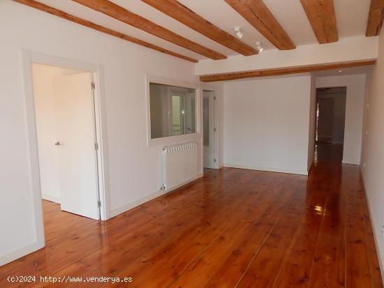 ETXEA vende piso en la Plaza del Castillo, 3 dormitorios, 2 baños, ascensor, 3ª altura - NAVARRA