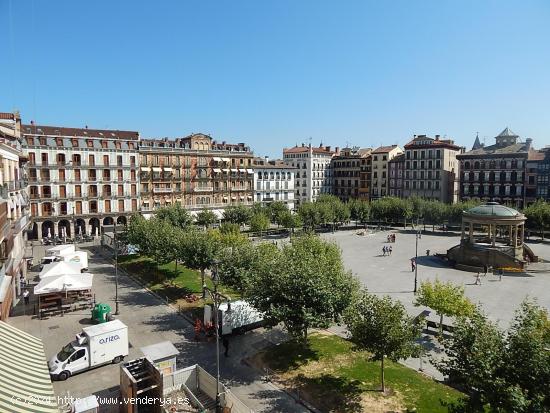 ETXEA vende piso en la Plaza del Castillo, 3 dormitorios, 2 baños, ascensor, 3ª altura - NAVARRA