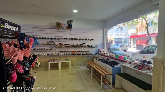 Local comercial con amplio escaparate en Puerta del Sur - CADIZ