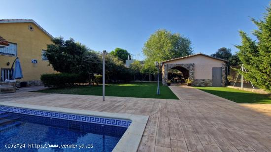 Chalet en venta con piscina y vistas al valle - MADRID