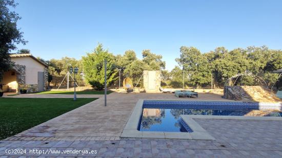 Chalet en venta con piscina y vistas al valle - MADRID