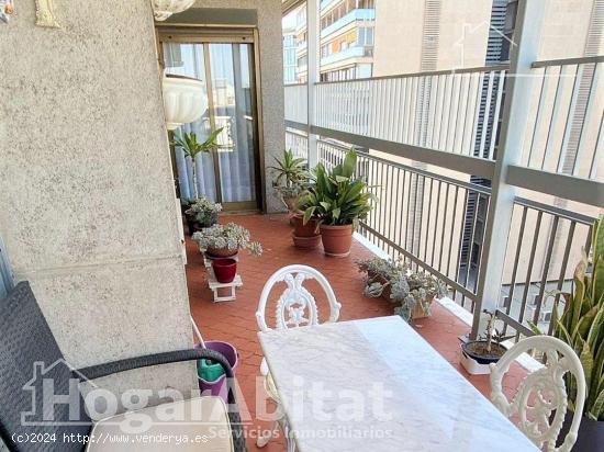 SEMINUEVO, AMPLIO Y LUJOSO PISO CON TERRAZA JUNTO A LOS JARDINES DEL TÚRIA - VALENCIA