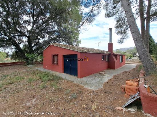 CHALET DE ORIGEN BIEN CONSERVADO CON PISCINA - VALENCIA