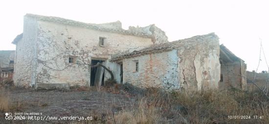 Casa de piedra para restaurar con 5,5 hec de terreno - ALMERIA