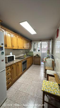 ¡VIVA CERCA DE PLAZA AMÉRICA!, AMPLIA VIVIENDA CON PATIO, 4 DORM. 2 BAÑOS. - ALICANTE