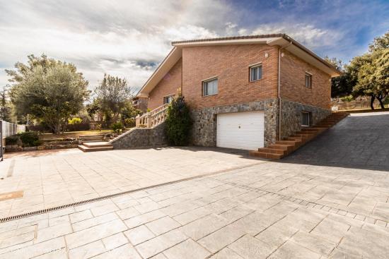 PRECIOSA CASA EXCLUSIVA EN CASTELLARNAU DE 4 HABITACIONES 3 BAÑOS Y GRAN JARDIN - SABADELL - BARCEL