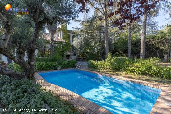 ¡MAGNIFICO CHALET CON AMPLIOS JARDINES Y PISCINA EN CORTIJO DEL AIRE! - GRANADA