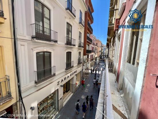 Edificio en alquiler. Calle Zacatín. Centro turístico y comercial de Granada. 3 plantas + terraza 