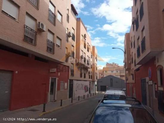 LOCAL COMERCIAL EN BASTO CALLE CARTAGENA - ALMERIA