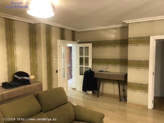 Chalet precioso adosado en avd Madrid. Seis hb y 5 cuartos de baño. Garaje y piscina. - LA RIOJA