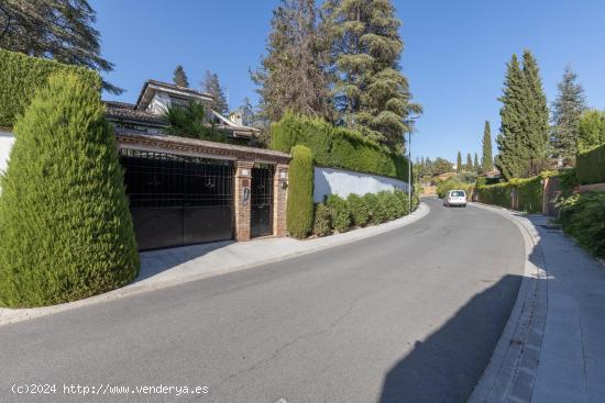 ¡MAGNIFICO CHALET CON AMPLIOS JARDINES Y PISCINA EN CORTIJO DEL AIRE! - GRANADA