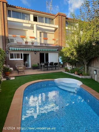  BONITA CASA ADOSADA CON PISCINA EN MOLÍ DE VENT - BARCELONA 