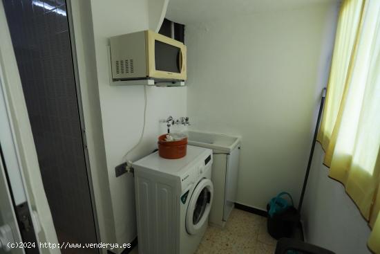 PISO CON 3 DORMITORIOS, COCINA CON LAVADERO, SALÓN CON TERRAZA Y BAÑO COMPLETO CON BAÑERA. - CIUD