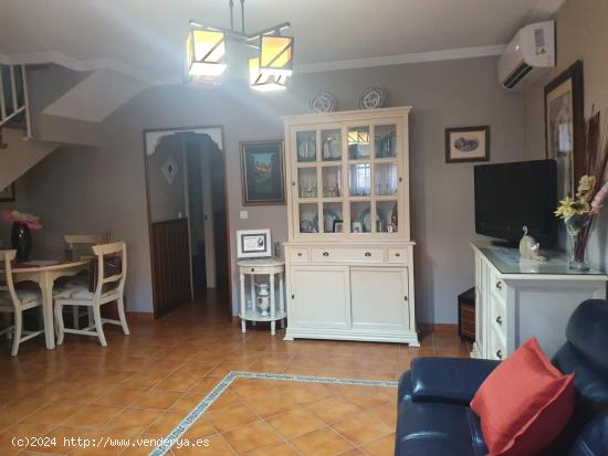 Casa muy bien situada en Alcalá de Guadaira. Lista para entrar a Vivir. - SEVILLA