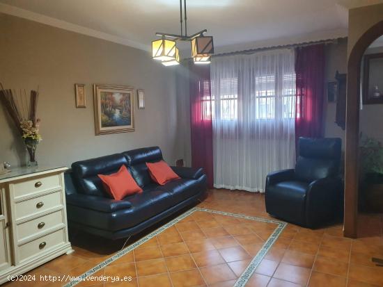 Casa muy bien situada en Alcalá de Guadaira. Lista para entrar a Vivir. - SEVILLA