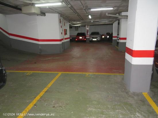 PISO PARA COCHE MEDIANO EN BARRIO SANT ANTONI - BARCELONA