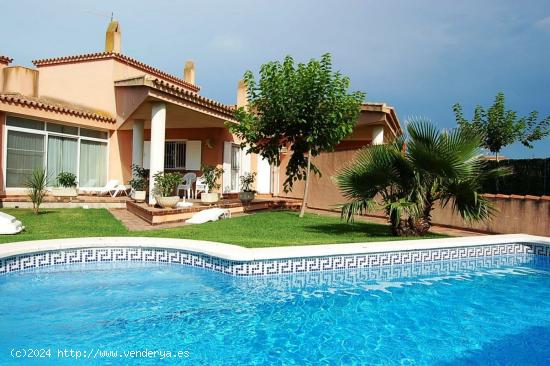 Chalet de 4 dormitorios con Piscina en Riumar - TARRAGONA