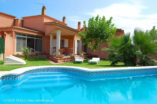 Chalet de 4 dormitorios con Piscina en Riumar - TARRAGONA