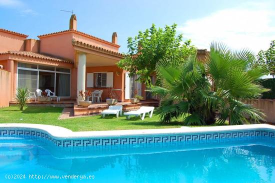 Chalet de 4 dormitorios con Piscina en Riumar - TARRAGONA