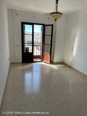 SE VENDE PISO EN EL CENTRO 4 DORMITORIOS - CADIZ