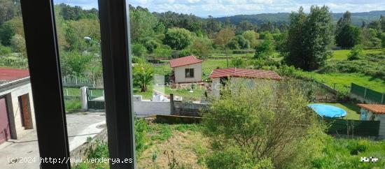 CASA para entrar a vivir,  con galpón, y un patio común, en MASIDE - ORENSE