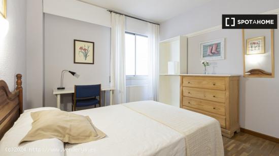 Amplia habitación con calefacción en un apartamento de 6 dormitorios, Salamanca - MADRID