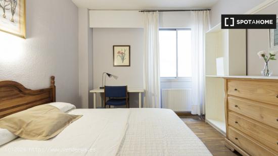 Amplia habitación con calefacción en un apartamento de 6 dormitorios, Salamanca - MADRID