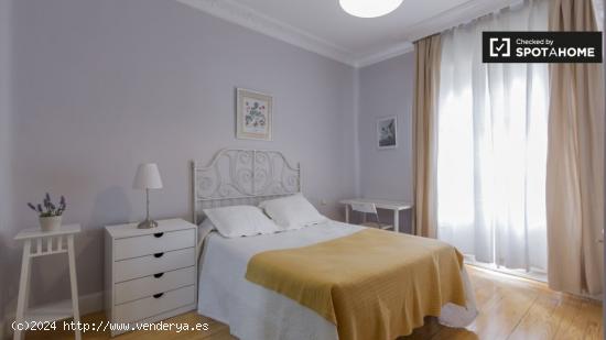 Habitación acogedora con escritorio en un apartamento de 5 dormitorios, Salamanca - MADRID