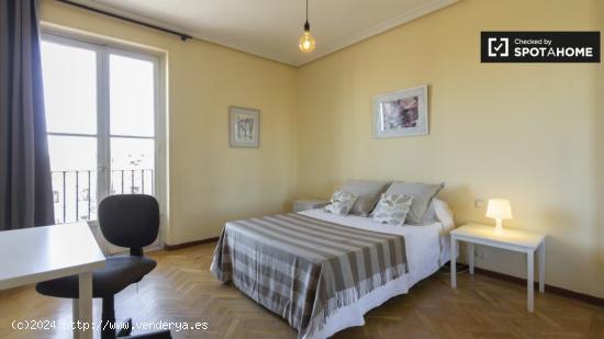 Encantadora habitación con balcón compartido en apartamento de 5 dormitorios, Salamanca. - MADRID