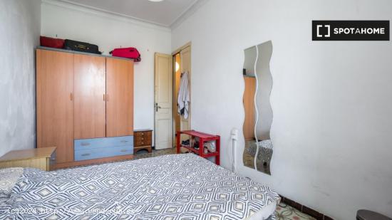 Habitación amueblada con armario independiente en el piso compartido, Eixample - BARCELONA