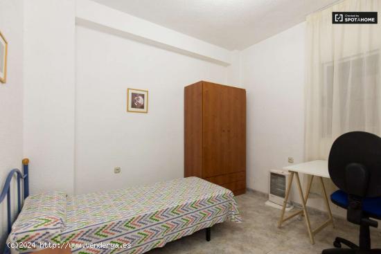 Habitación de estudiantes con cama individual en alquiler en apartamento de 4 dormitorios en Ronda 