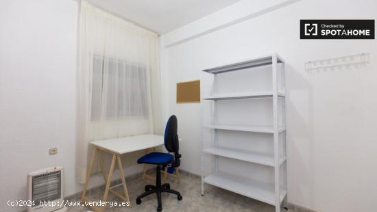 Habitación de estudiantes con cama individual en alquiler en apartamento de 4 dormitorios en Ronda 