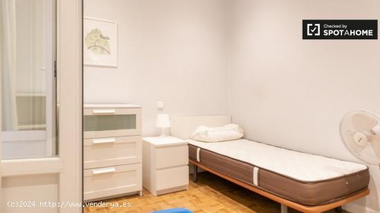 Se alquila habitación en piso de 5 dormitorios en Argüelles, Madrid - MADRID