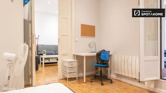 Se alquila habitación en piso de 5 dormitorios en Argüelles, Madrid - MADRID