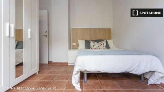 Luminosa habitación doble con balcón en Valencia - VALENCIA