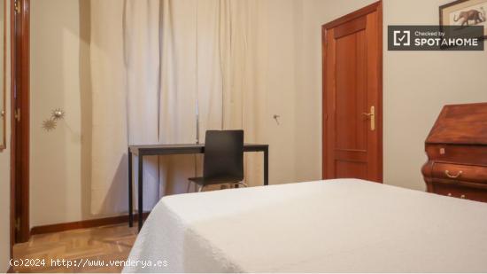 Se alquila dormitorio en Calle Goya - MADRID