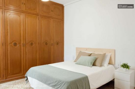 Se alquila habitación en apartamento de 6 dormitorios en L'Eixample. - VALENCIA