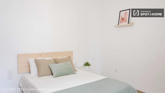 Se alquila habitación en apartamento de 6 dormitorios en L'Eixample. - VALENCIA