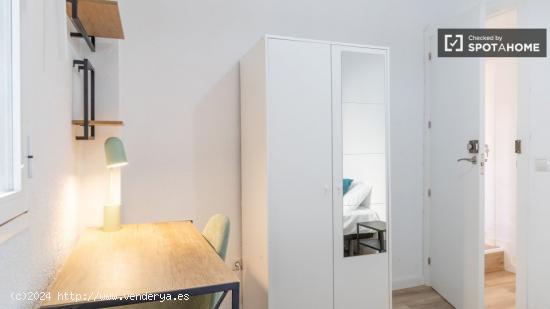 Se alquilan habitaciones en apartamento de 4 dormitorios en Latina - MADRID