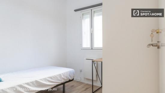 Se alquilan habitaciones en apartamento de 4 dormitorios en Latina - MADRID