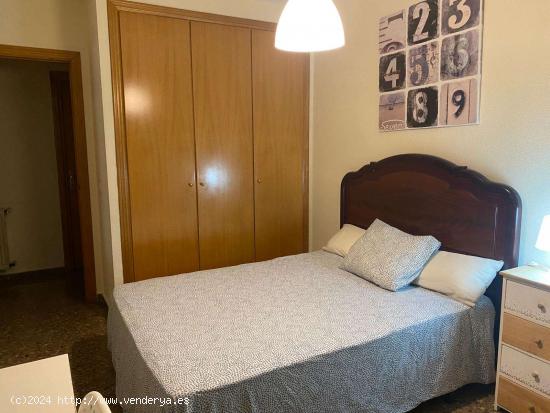 ¡Se alquilan habitaciones en un piso de 5 habitaciones en Valencia! - VALENCIA