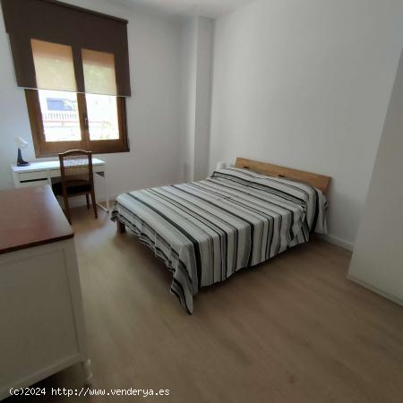  Habitación en piso compartido en L'Hospitalet de Llobregat. - BARCELONA 