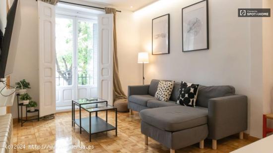 Apartamento de 4 dormitorios en alquiler en Embajadores - MADRID