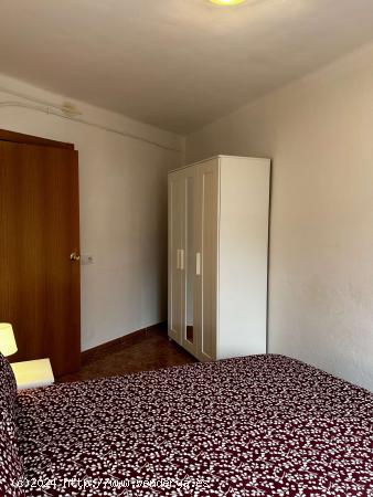 Habitaciones para alquilar en apartamento de 4 dormitorios en Barcelona - BARCELONA