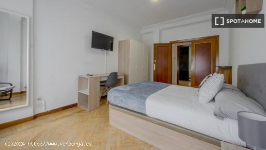 Se alquila habitación en piso compartido en Madrid - MADRID