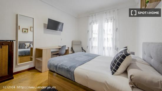 Se alquila habitación en piso compartido en Madrid - MADRID