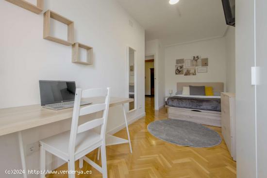  Se alquila habitación en piso compartido en Madrid - MADRID 