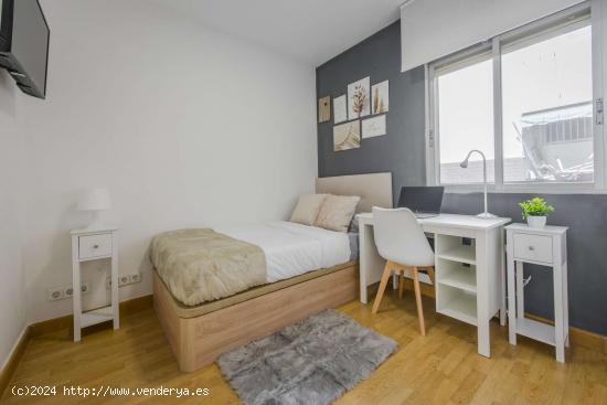 Se alquila habitación en piso compartido en Madrid - MADRID